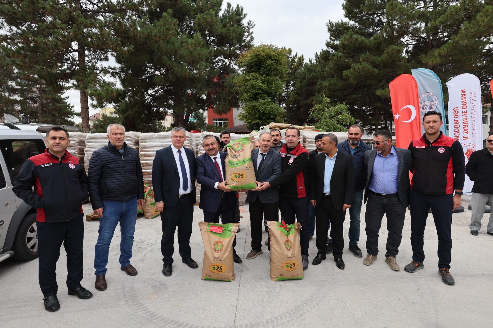 Büyükşehir'den doğal afetler nedeniyle mağdur olan bin çiftçiye 250 ton tohum desteği